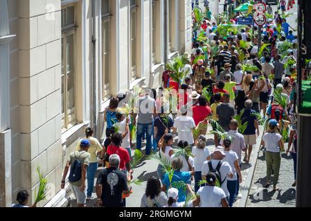 Salvador, Bahia, Brasilien - 02. April 2023: Tausende Katholiken werden während der Palmensonntagsprozession in der Stadt Salvador, Bahia, gesehen. Stockfoto