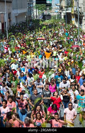 Salvador, Bahia, Brasilien - 02. April 2023: Tausende Katholiken werden während der Palmensonntagsprozession in der Stadt Salvador, Bahia, gesehen. Stockfoto