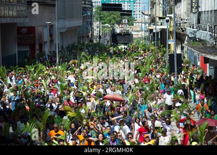 Salvador, Bahia, Brasilien - 02. April 2023: Tausende Katholiken werden während der Palmensonntagsprozession in der Stadt Salvador, Bahia, gesehen. Stockfoto