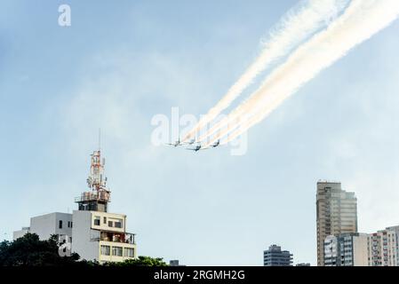 Salvador, Bahia, Brasilien - 02. Juli 2023: Flugzeuge der Rauchschwadron halten eine Präsentation über den Bahia Unabhängigkeitstag im Zentrum der Stadt o Stockfoto