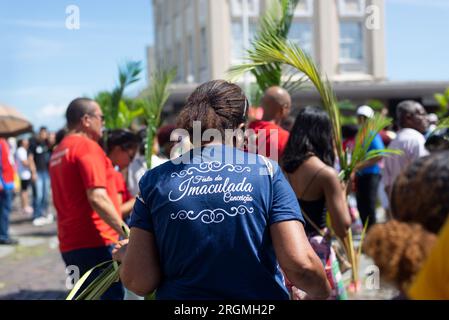 Salvador, Bahia, Brasilien - 02. April 2023: Katholiken begleiten die Palmensonntags-Prozession in Salvador, Bahia. Stockfoto