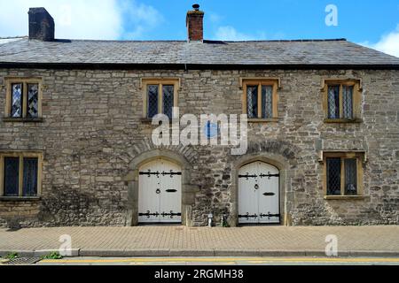 Malerische alte Steinhäuser - 6-7 Church Street, Cowbridge und blaue Tafel. Ursprünglich ein Haus. Vom August 2023 Stockfoto