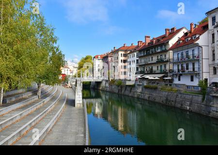 Der Kanal des Flusses Ljubljanica fließt durch Ljubljana, Hauptstadt Sloweniens, mit einer Reflexion der Häuser im Fluss Stockfoto