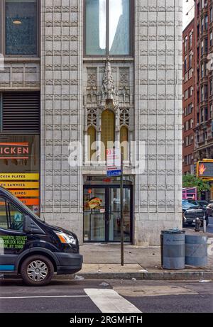 Midtown South: Weißes Terracotta umhüllt den Fuß des gotischen Remsen Building, ein Büroturm mit Backstein- und Terracotta-Verkleidung in der Madison Avenue 148. Stockfoto