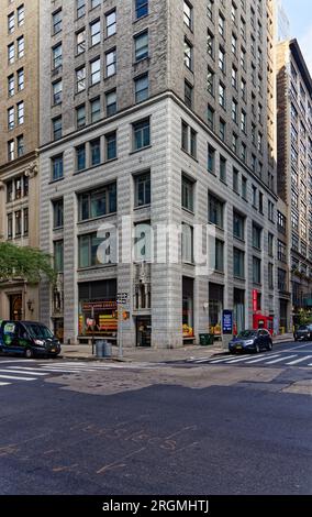 Midtown South: Weißes Terracotta umhüllt den Fuß des gotischen Remsen Building, ein Büroturm mit Backstein- und Terracotta-Verkleidung in der Madison Avenue 148. Stockfoto