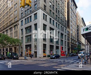 Midtown South: Weißes Terracotta umhüllt den Fuß des gotischen Remsen Building, ein Büroturm mit Backstein- und Terracotta-Verkleidung in der Madison Avenue 148. Stockfoto