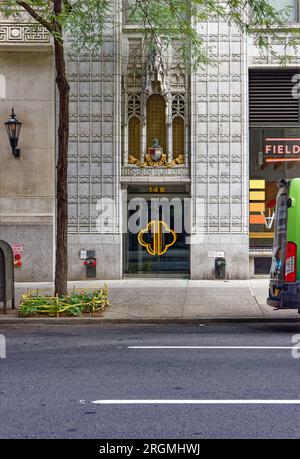 Midtown South: Weißes Terracotta umhüllt den Fuß des gotischen Remsen Building, ein Büroturm mit Backstein- und Terracotta-Verkleidung in der Madison Avenue 148. Stockfoto