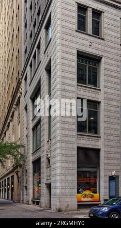 Midtown South: Weißes Terracotta umhüllt den Fuß des gotischen Remsen Building, ein Büroturm mit Backstein- und Terracotta-Verkleidung in der Madison Avenue 148. Stockfoto