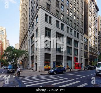 Midtown South: Weißes Terracotta umhüllt den Fuß des gotischen Remsen Building, ein Büroturm mit Backstein- und Terracotta-Verkleidung in der Madison Avenue 148. Stockfoto