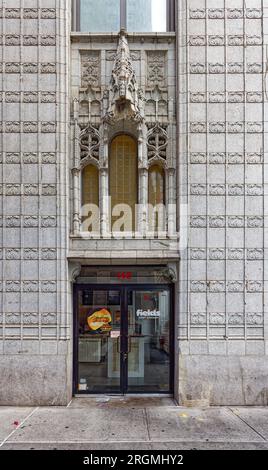 Midtown South: Weißes Terracotta umhüllt den Fuß des gotischen Remsen Building, ein Büroturm mit Backstein- und Terracotta-Verkleidung in der Madison Avenue 148. Stockfoto