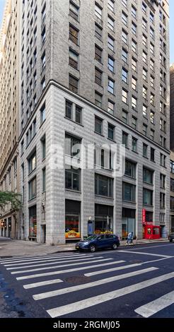 Midtown South: Weißes Terracotta umhüllt den Fuß des gotischen Remsen Building, ein Büroturm mit Backstein- und Terracotta-Verkleidung in der Madison Avenue 148. Stockfoto