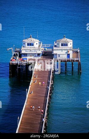 Der 1905 erbaute Malibu Pier in Malibu, Kalifornien, USA, aus der Vogelperspektive Stockfoto