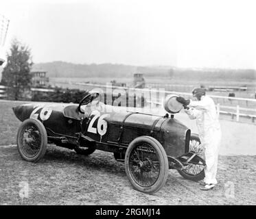 Vintage Auto Racing: [Frau stellt Wasser in den Kühler von Stutz-Weightman-Spezial Nr. 26. Auf der Benning Rennstrecke gegen 1916 Stockfoto