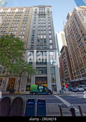 Midtown South: Weißes Terracotta umhüllt den Fuß des gotischen Remsen Building, ein Büroturm mit Backstein- und Terracotta-Verkleidung in der Madison Avenue 148. Stockfoto