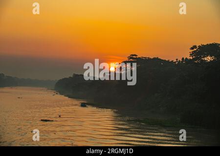 Sonnenaufgang über dem Fluss Harta, Ujirpur, Barisal. Bangladesch. Stockfoto