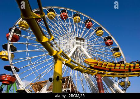 Fahrgeschäfte im Vergnügungspark Pacific Park am Santa Monica Pier Stockfoto