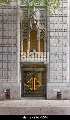 Midtown South: Weißes Terracotta umhüllt den Fuß des gotischen Remsen Building, ein Büroturm mit Backstein- und Terracotta-Verkleidung in der Madison Avenue 148. Stockfoto