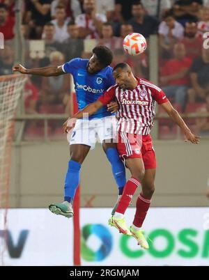 Piräus, Griechenland. 10. Aug. 2023. Genks Mark McKenzie und Youssef El-Arabi von Olympiacos kämpfen um den Ball während eines Fußballspiels zwischen der griechischen Olympiacos F.C. und der belgischen KRC Genk, Donnerstag, den 10. August 2023 in Piräus, Griechenland, der ersten Etappe der dritten Qualifikationsrunde für den UEFA Europa League-Wettbewerb. BELGA PHOTO VIRGINIE LEFOUR Kredit: Belga News Agency/Alamy Live News Stockfoto