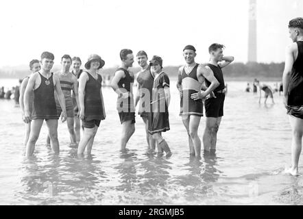 Junge Erwachsene Männer und Frauen Schwimmer an einem Badestrand oder Pool in Washington D.C. Ca. 1912-1930 Stockfoto