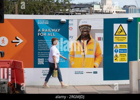 Euston, London, Großbritannien. 10. August 2023. Die Arbeiten am Hochgeschwindigkeitsbahnprojekt HS2 in Euston in London (siehe Abbildung) wurden zwei Jahre lang ausgesetzt. Es wurde heute bekannt gegeben, dass die beiden Tunnelbohrmaschinen für Euston Leg des Projekts nächstes Jahr im Untergrund am Old Oak Common Bahnhof vergraben werden sollen, bereit, wieder in Aktion zu treten, sollte der zentrale Londoner Teil des viel kritisierten HS2-Projekts wieder grünes Licht erhalten. HS2 liegt erheblich über dem Budget, da die aktuellen Schätzungen für den Bau des Endpunktes Euston HS2 auf £4,8 Milliarden US-Dollar veranschlagt werden. Der HS2 CEO, Mark Thu Stockfoto