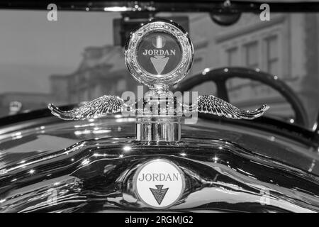 Sparkford.Somerset.Vereinigtes Königreich.März 26. 2023. Nahaufnahme des Abzeichens und der Haubenschmuck eines 1928 Jordan Playboy Special im Haynes Motor Museu Stockfoto