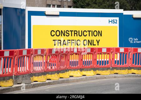 Euston, London, Großbritannien. 10. August 2023. Die Arbeiten am Hochgeschwindigkeitsbahnprojekt HS2 in Euston in London (siehe Abbildung) wurden zwei Jahre lang ausgesetzt. Es wurde heute bekannt gegeben, dass die beiden Tunnelbohrmaschinen für Euston Leg des Projekts nächstes Jahr im Untergrund am Old Oak Common Bahnhof vergraben werden sollen, bereit, wieder in Aktion zu treten, sollte der zentrale Londoner Teil des viel kritisierten HS2-Projekts wieder grünes Licht erhalten. HS2 liegt erheblich über dem Budget, da die aktuellen Schätzungen für den Bau des Endpunktes Euston HS2 auf £4,8 Milliarden US-Dollar veranschlagt werden. Der HS2 CEO, Mark Thu Stockfoto