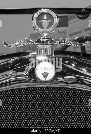 Sparkford.Somerset.Vereinigtes Königreich.März 26. 2023. Nahaufnahme des Abzeichens und der Haubenschmuck eines 1928 Jordan Playboy Special im Haynes Motor Museu Stockfoto