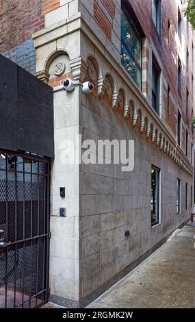 Midtown South: 129-131 Madison Avenue ist ein Gebäude mit gemischter Nutzung, in dem das Hotel AKA Nomad, Apartments und die Madison Avenue Baptist Church untergebracht sind. Stockfoto