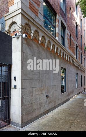 Midtown South: 129-131 Madison Avenue ist ein Gebäude mit gemischter Nutzung, in dem das Hotel AKA Nomad, Apartments und die Madison Avenue Baptist Church untergebracht sind. Stockfoto