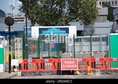 Euston, London, Großbritannien. 10. August 2023. Die Arbeiten am Hochgeschwindigkeitsbahnprojekt HS2 in Euston in London (siehe Abbildung) wurden zwei Jahre lang ausgesetzt. Es wurde heute bekannt gegeben, dass die beiden Tunnelbohrmaschinen für Euston Leg des Projekts nächstes Jahr im Untergrund am Old Oak Common Bahnhof vergraben werden sollen, bereit, wieder in Aktion zu treten, sollte der zentrale Londoner Teil des viel kritisierten HS2-Projekts wieder grünes Licht erhalten. HS2 liegt erheblich über dem Budget, da die aktuellen Schätzungen für den Bau des Endpunktes Euston HS2 auf £4,8 Milliarden US-Dollar veranschlagt werden. Der HS2 CEO, Mark Thu Stockfoto