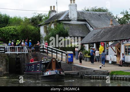 Foxton Bodenschloss mit schmalem Boot, Geschäft und Bridge 61 Pub Stockfoto