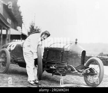 Vintage Auto Racing: Frau wechselt Reifen von Stutz Weightman Spezial-Nr. 26 auf der Rennstrecke Benning ca. 1916 Stockfoto