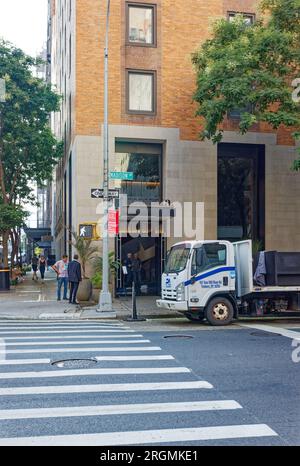 Midtown South: 129-131 Madison Avenue ist ein Gebäude mit gemischter Nutzung, in dem das Hotel AKA Nomad, Apartments und die Madison Avenue Baptist Church untergebracht sind. Stockfoto