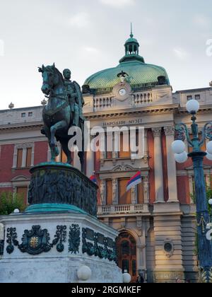 Nationalmuseum auf dem Platz der Republik mit dem Denkmal des Prinzen Mihailo an einem Sommerabend in Belgrad, Serbien, 10. August 2023. Stockfoto