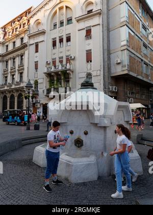 Wasserbrunnen in der Knez Mihailova Straße, einem berühmten Einkaufsviertel in Belgrad, Serbien, 10. August 2023. Stockfoto