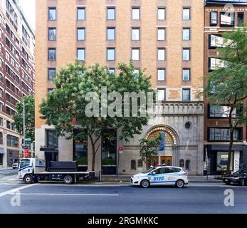 Midtown South: 129-131 Madison Avenue ist ein Gebäude mit gemischter Nutzung, in dem das Hotel AKA Nomad, Apartments und die Madison Avenue Baptist Church untergebracht sind. Stockfoto