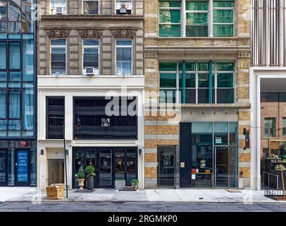 Midtown South: 11 und 13 East 30. Street sind mittelhohe Ziegel- und Terrakotta-Apartmentgebäude, die zwischen zwei Hochhäusern gequetscht sind. Stockfoto