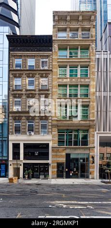 Midtown South: 11 und 13 East 30. Street sind mittelhohe Ziegel- und Terrakotta-Apartmentgebäude, die zwischen zwei Hochhäusern gequetscht sind. Stockfoto