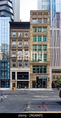 Midtown South: 11 und 13 East 30. Street sind mittelhohe Ziegel- und Terrakotta-Apartmentgebäude, die zwischen zwei Hochhäusern gequetscht sind. Stockfoto