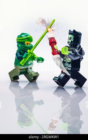 LEGO ninjago Minifigures kämpfen, Kampfszene mit lego Spielzeug, Lloyd gegen Bone Warrior ninjago Charaktere Stockfoto