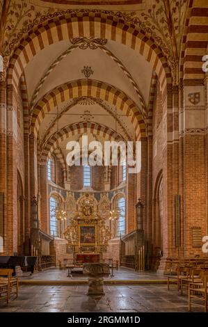 Der Chancel und der Altar in St. Bendt's Church in Ringsted, Dänemark, 29. Juli 2023 Stockfoto