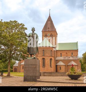 Statue von Valdemar dem Großen vor St. Bendt's Church in Ringsted, Dänemark, 29. Juli 2023 Stockfoto