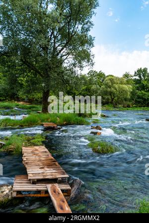 Wunderschöner Fluss Una in Bosnien und Herzegowina. Dieses Foto wurde im Juli 2023 aufgenommen. Stockfoto