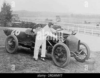 Vintage Auto Racing: Frau, die unter der Haube von Stutz Weightman arbeitet, Spezial-Nr. 26 auf der Rennstrecke Benning ca. 1916 Stockfoto