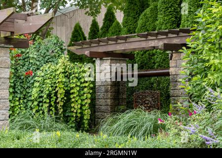 Landschaftsarchitektur mit Wasserfällen und Stauden als Hinterhof-Oase Stockfoto