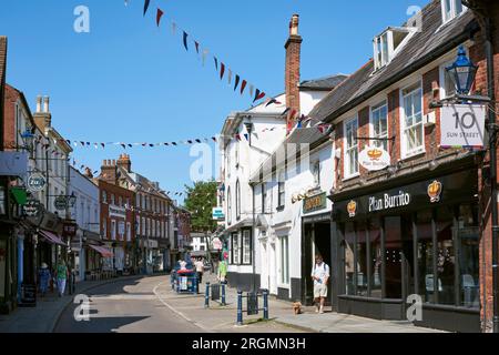 Historische Gebäude und Geschäfte entlang der Sun Street, Hitchin, Hertfordshire, Großbritannien, im Sommer Stockfoto