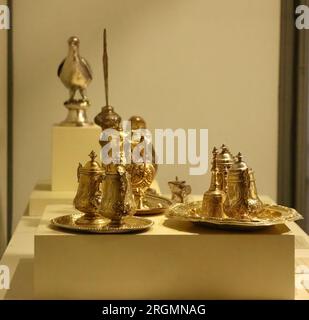 Sets von goldenen katholischen Altarstücken auf Tabletts im Museum des Klosters San Martiño Pinario Santiago de Compostela Galicien Spanien Stockfoto