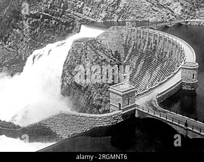 Luftaufnahme des Roosevelt Dam in Arizona ca. 1910-1925 Stockfoto