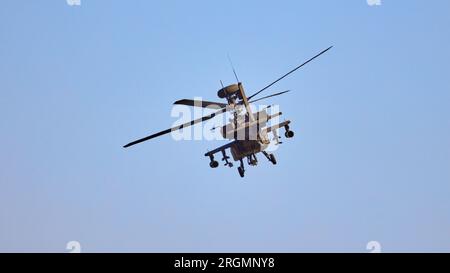 AH 64 Apache - Militärhubschrauber, der einen Vorführflug durchführt. Stockfoto