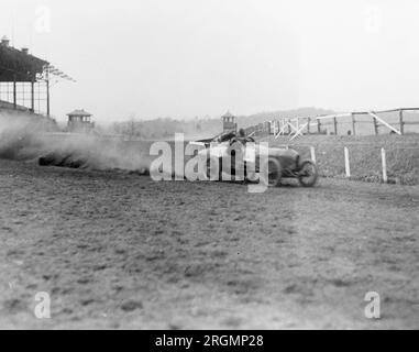 Vintage Auto Racing: Stutz Weightman Special No Fahren Sie auf der 26 um die Ecke, und biegen Sie auf die Benning-Rennstrecke ab. 1916 Stockfoto